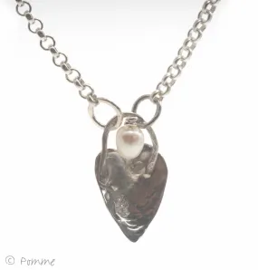 Matt silver heart necklace with pearl