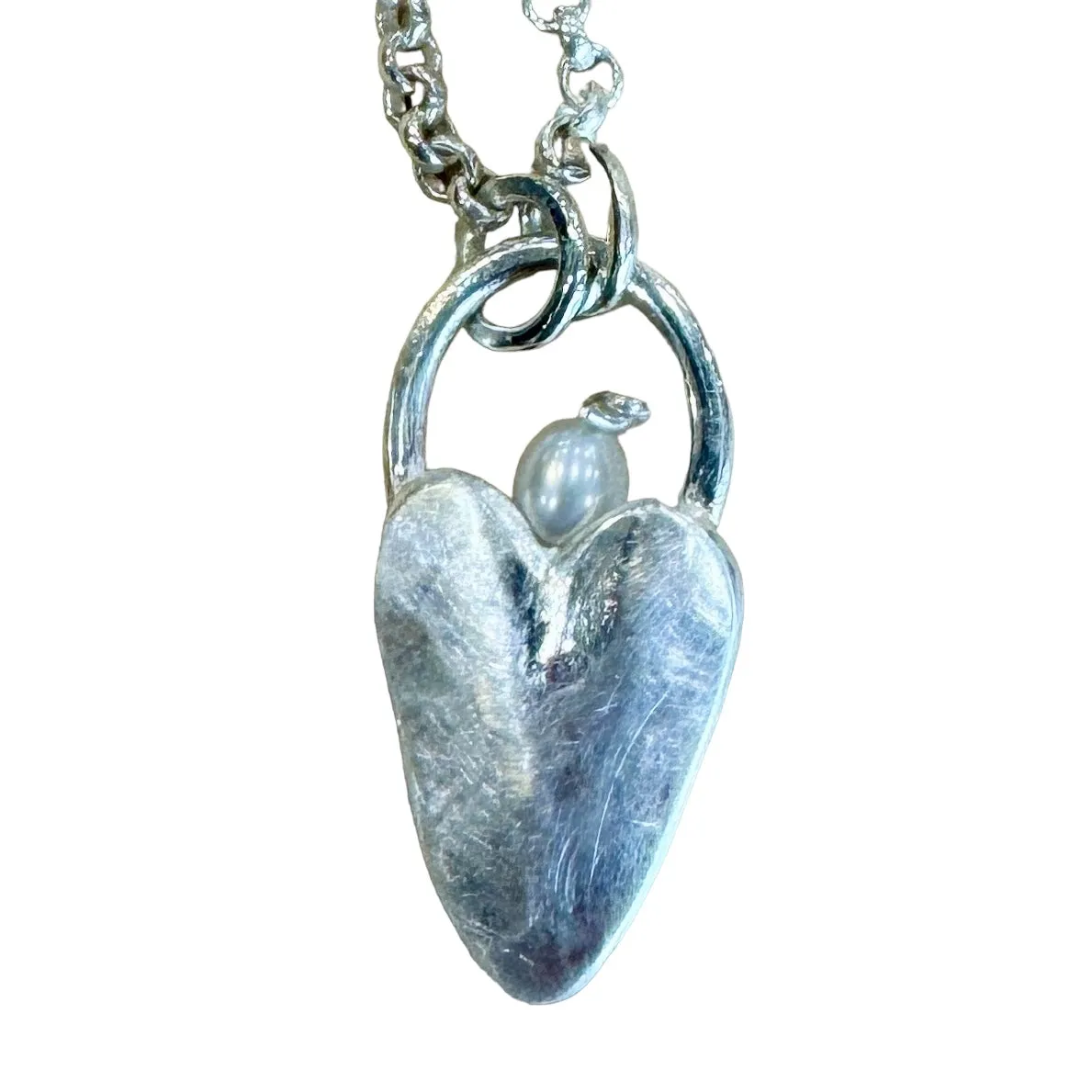 Matt silver heart necklace with pearl